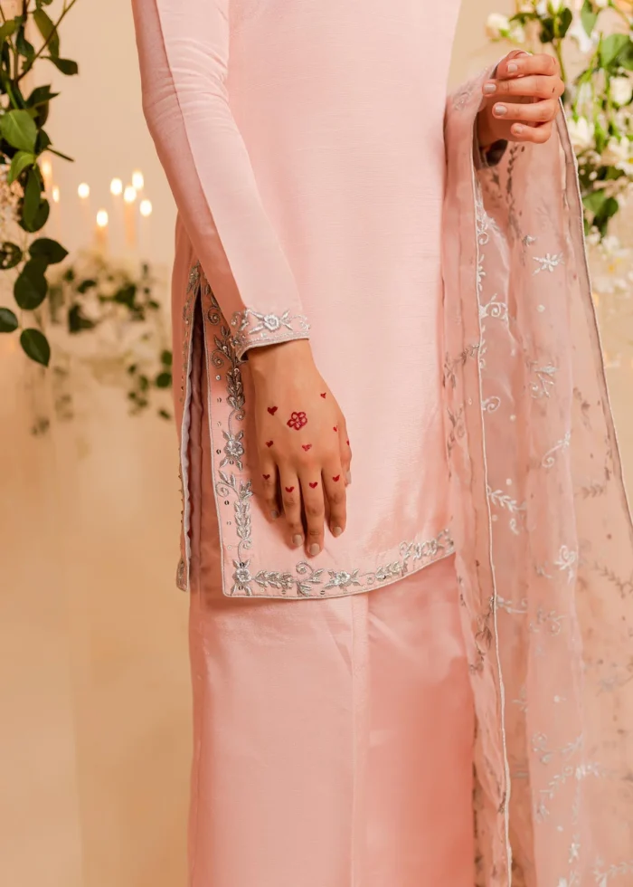 Embrace your everyday desi look in pretty pink💕 Try Amydus pink